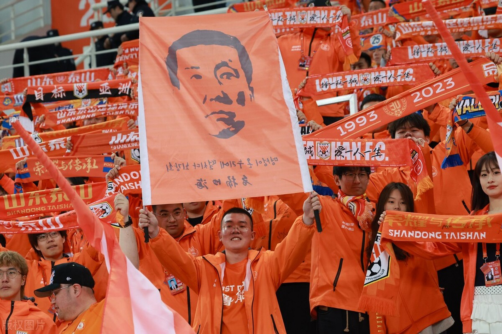 包含激战正酣：中超球员奋勇争先，带领球队取得胜利的词条